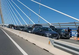 El otro 'atasco' en el segundo puente de Cádiz: imágenes de la película que se rueda en la ciudad