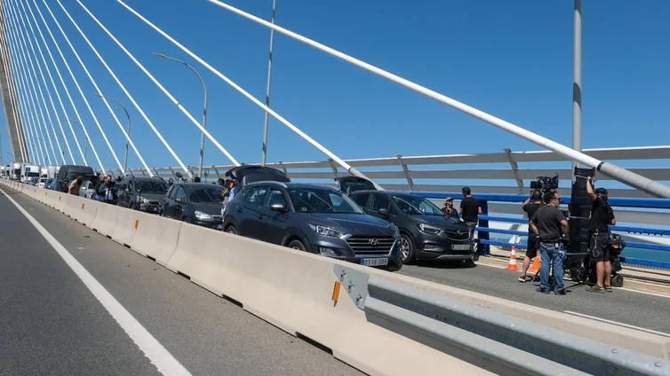 El otro 'atasco' en el segundo puente de Cádiz: imágenes de la película que se rueda en la ciudad