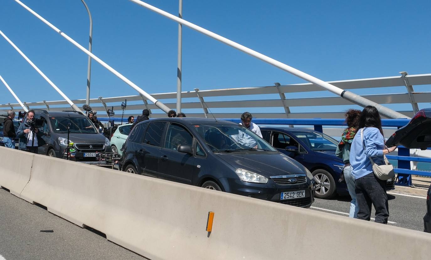 El otro &#039;atasco&#039; en el segundo puente de Cádiz: imágenes de la película que se rueda en la ciudad