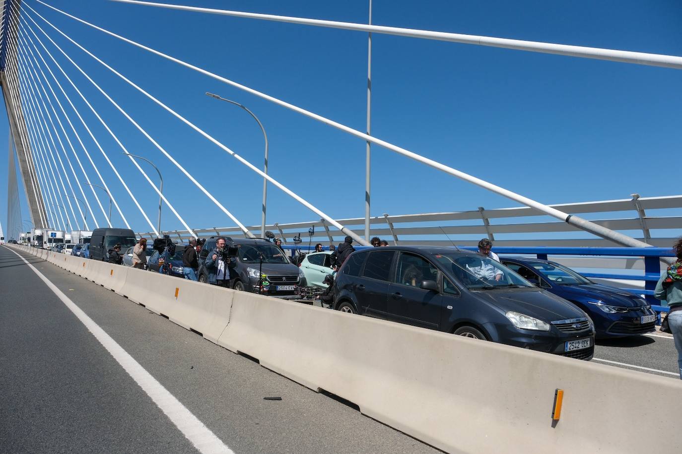 El otro &#039;atasco&#039; en el segundo puente de Cádiz: imágenes de la película que se rueda en la ciudad
