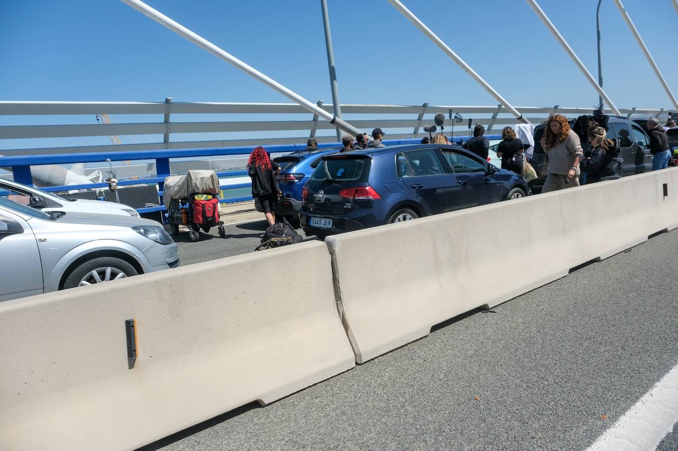 El otro &#039;atasco&#039; en el segundo puente de Cádiz: imágenes de la película que se rueda en la ciudad