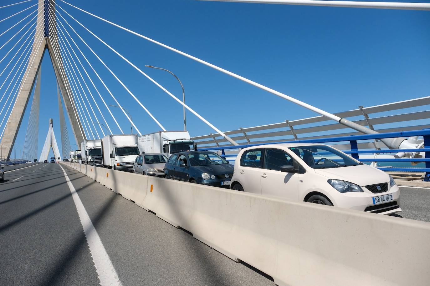 El otro &#039;atasco&#039; en el segundo puente de Cádiz: imágenes de la película que se rueda en la ciudad
