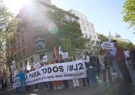 Un centenar de abogados y procuradores de Cádiz se manifiesta en Madrid para pedir «jubilaciones dignas»