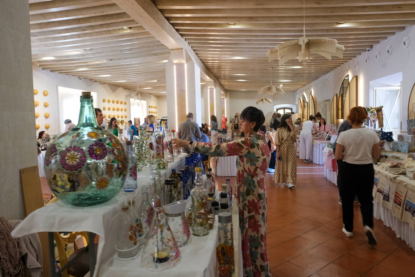 FOTOS: Mercadillo solidario a favor de la Asociación Reyes Magos