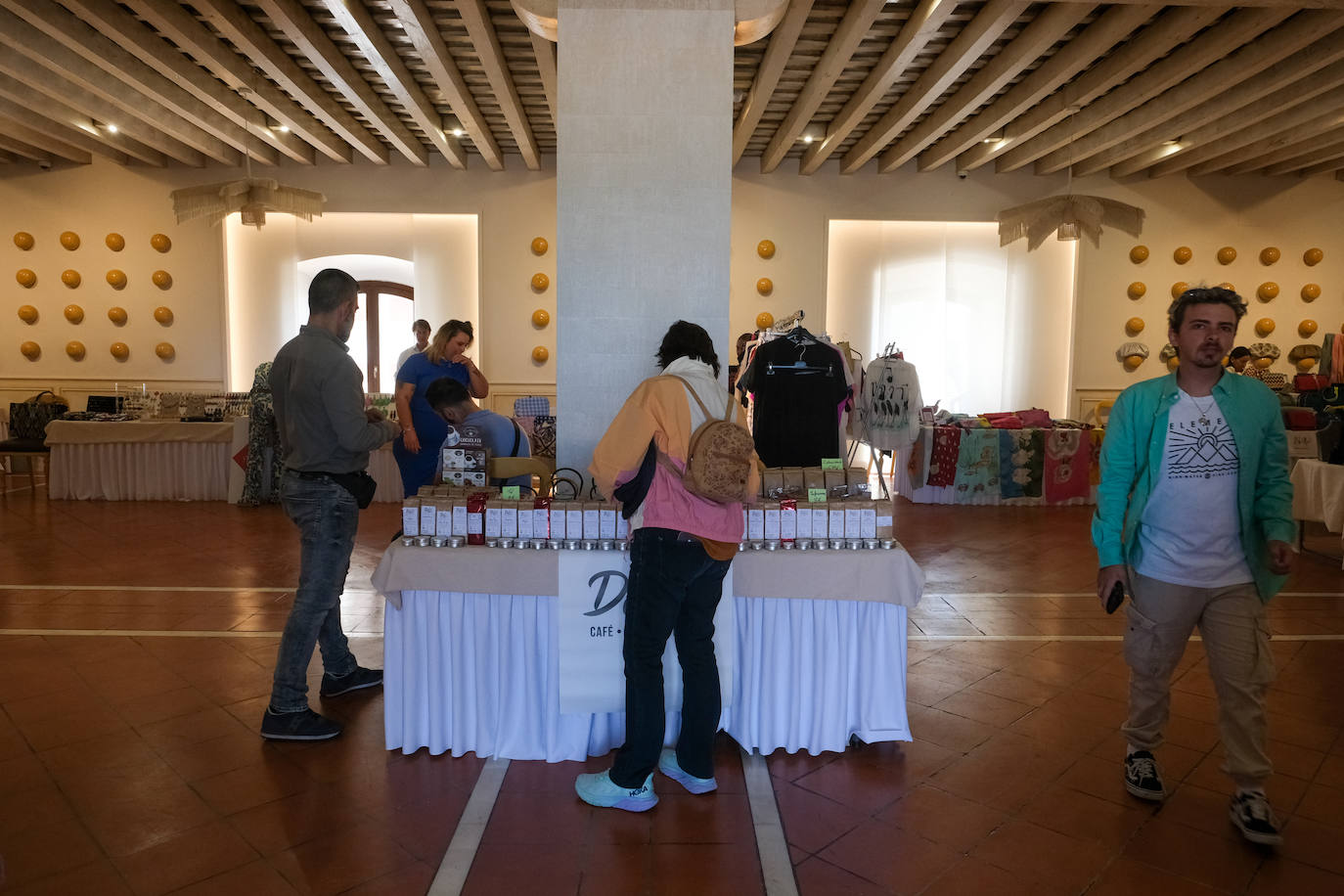 FOTOS: Mercadillo solidario a favor de la Asociación Reyes Magos