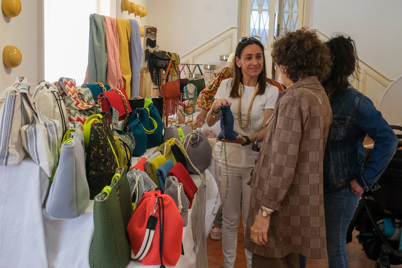 FOTOS: Mercadillo solidario a favor de la Asociación Reyes Magos