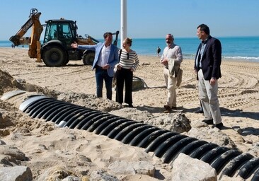 El alcalde visita las obras junto al presidente y la gerente de Aguas de Cádiz.