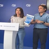 Auxiliadora Izquierdo y Antonio Saldaña presentando en Cádiz la camapaña informativa del PP sobre los agravios del Gobierno de España