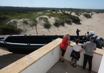 Una narcolancha de 14 metros abandonada en Valdelagrana, El Puerto: «Da escalofríos nada más verla»