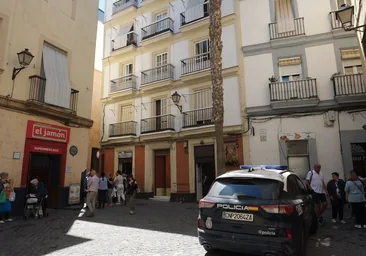 Muere un hombre en la plaza de las Canastas de Cádiz