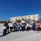 Concentración de vecinos de Puntales y Loreto para reclamar el uso de ese solar para aparcamiento mientras no se construyen las viviendas protegidas.
