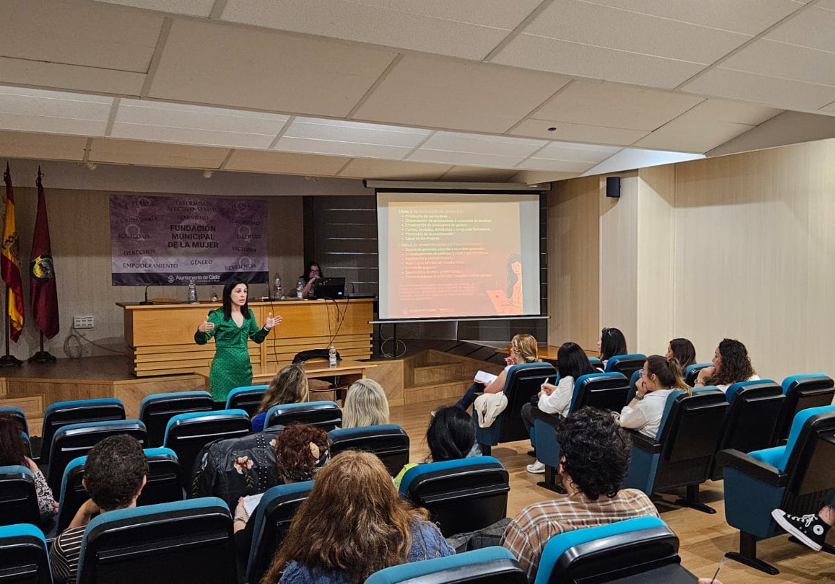 La Fundación de la Mujer imparte un taller informativo sobre los procesos de solicitud de subvenciones