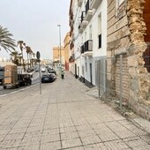 Cartel en un solar del Campo del Sur anunciado la llegada del circo a Cádiz