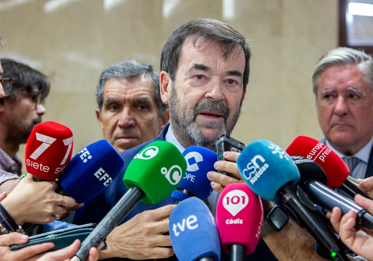 Guilarte se dirige a los medios en Cádiz.