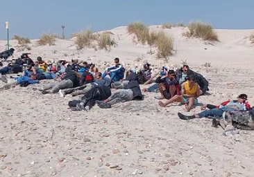 Llega una patera con más de 20 migrantes a la playa de Camposoto