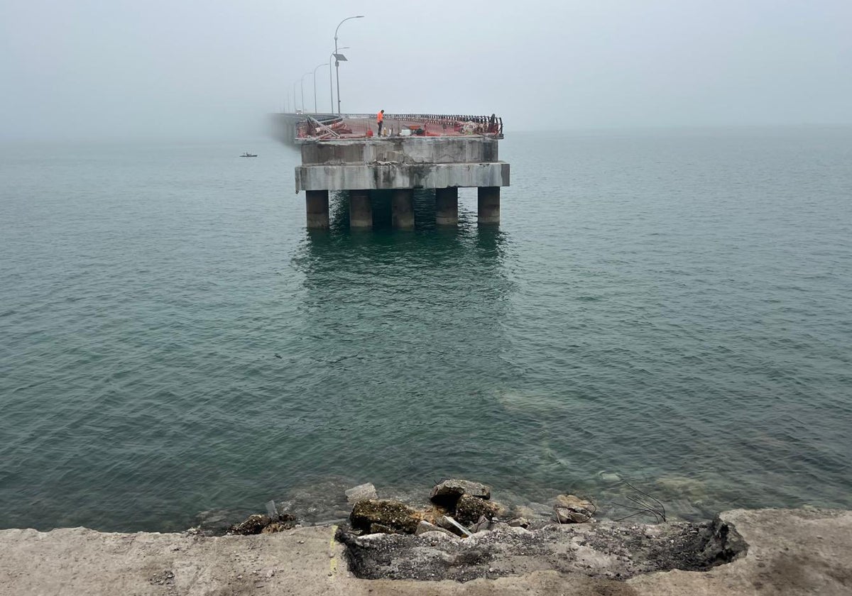 El Puente que dejó de ser puente: las imágenes de la retirada del primer vano del Carranza