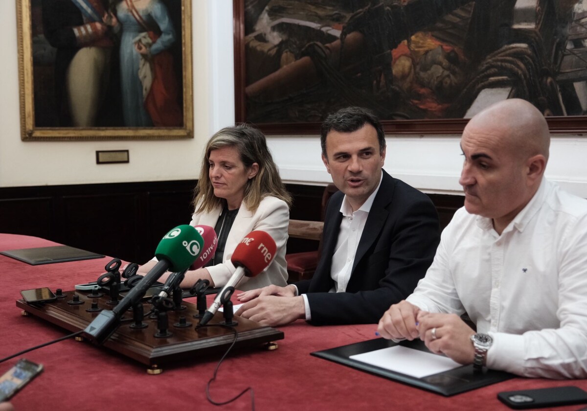 El regidor, junto a los tenientes de alcalde Maite González y José Carlos Teruel este viernes en el Ayuntamiento.
