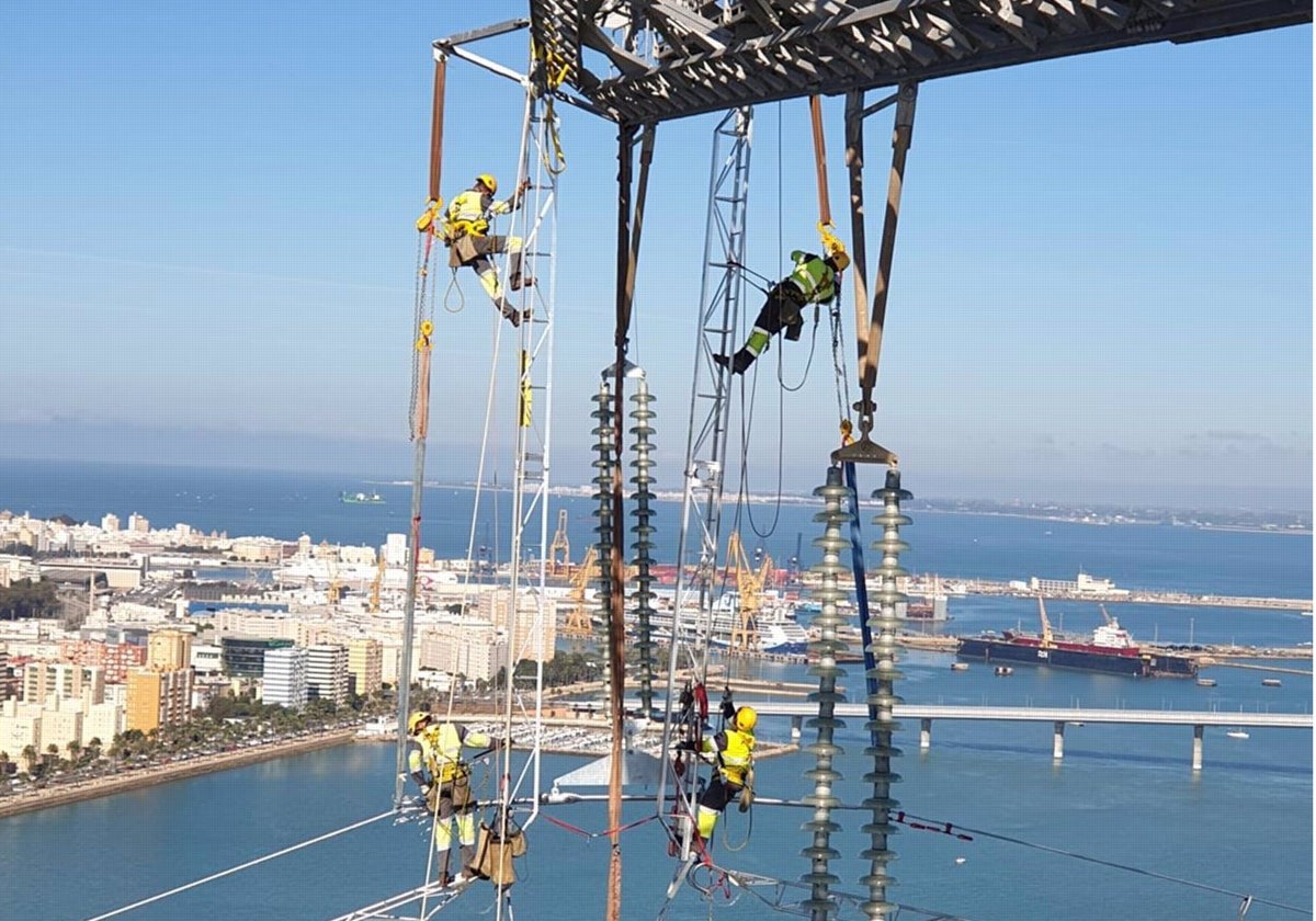 Vista de los trabajos para sustituir el cableado de las torres de la Bahía de Cádiz, en imagen de archivo.