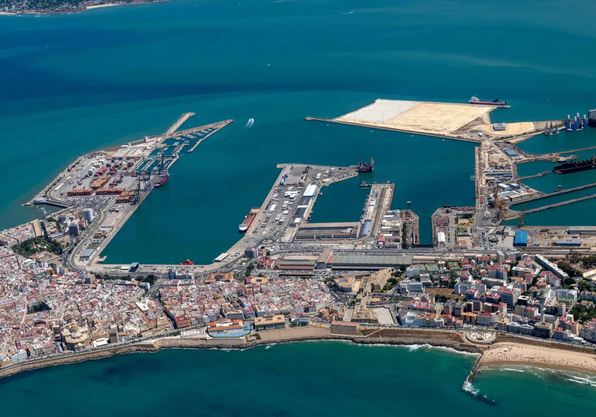 Imagen aérea del Puerto de Cádiz y la nueva terminal de contenedores.