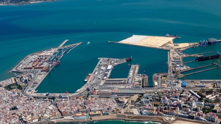 El Puerto de Cádiz se prepara para extraer de sus aguas un galeón de finales del siglo XVII
