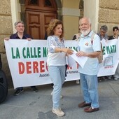 Concentración de la APDHA del pasado miércoles 18 junto al Ayuntamiento de Cádiz.