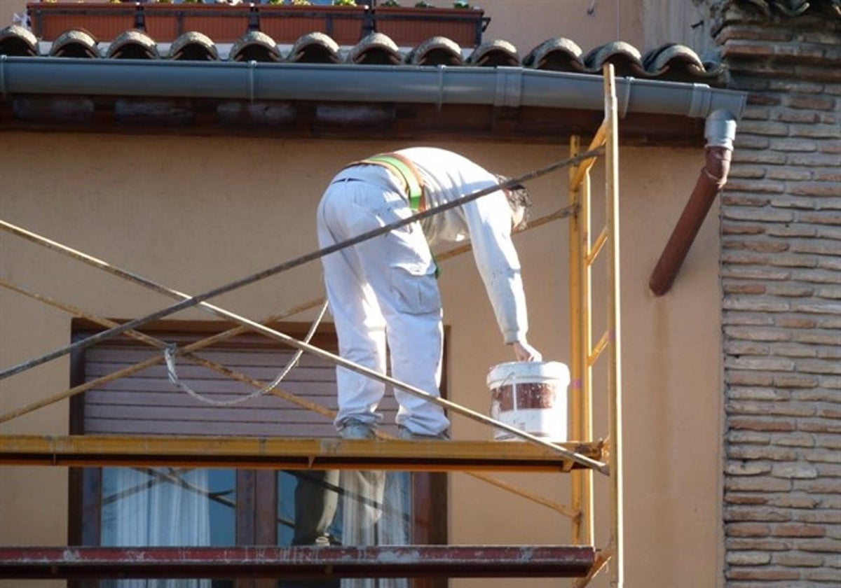 Imagen de archivo de un trabajador en un andamio.