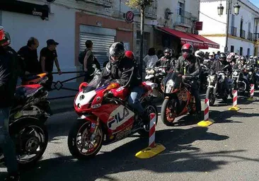 Motos desfilando por la Calle Ribera del Marisco