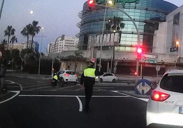 Accidente a la entrada de Cádiz con un turismo y una moto implicados