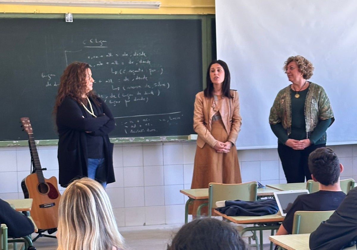 Charla de Verónica Díaz en el IES Columela con motivo del Día de la Visibilidad Lésbica