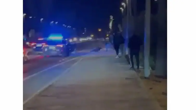 Vídeo: Un motero detenido en El Puerto tras romper el retrovisor de un coche de policía al adelantarles por la derecha y haciendo el caballito