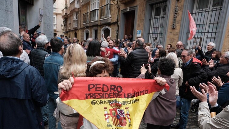 Fotos: Los socialistas de Cádiz salen a la calle en apoyo a Pedro Sánchez