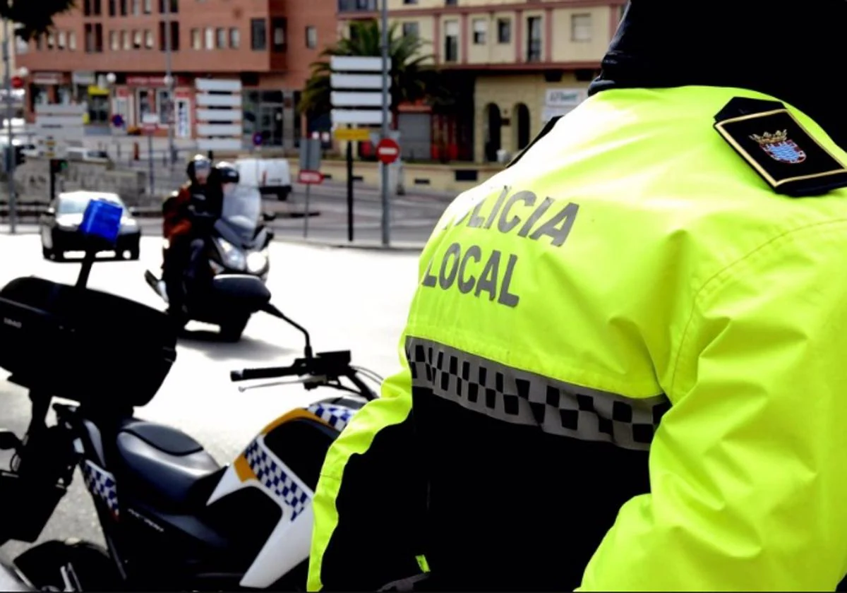 Un motorista que realizaba &#039;caballitos&#039; atropella a un agente de la Policía Local en Jerez