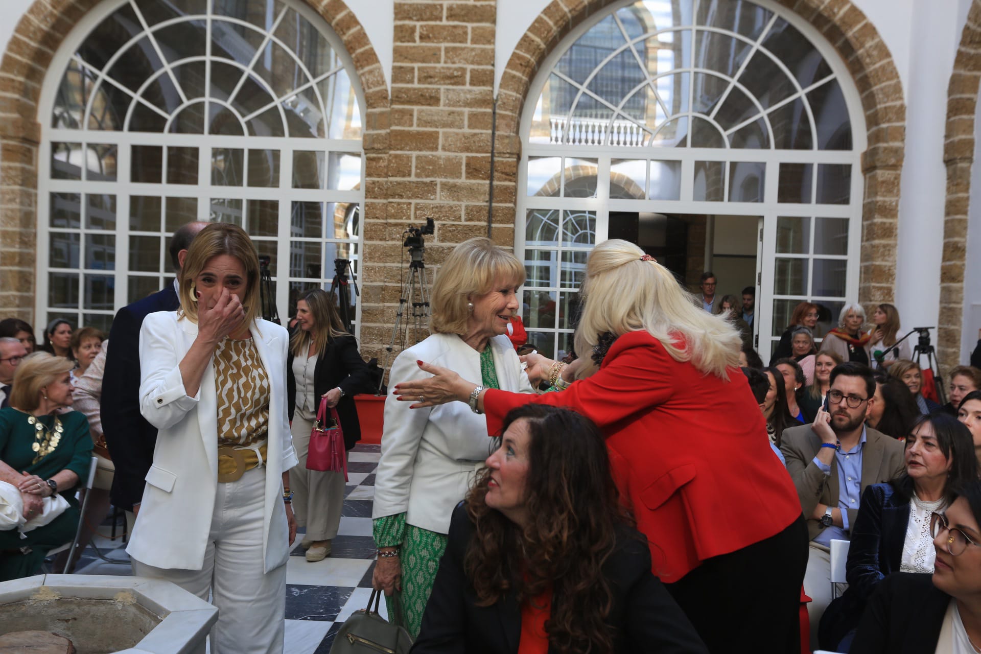 Fotos: Imágenes de la mesa redonda sobre el papel de la mujer en política organizado por Diputación