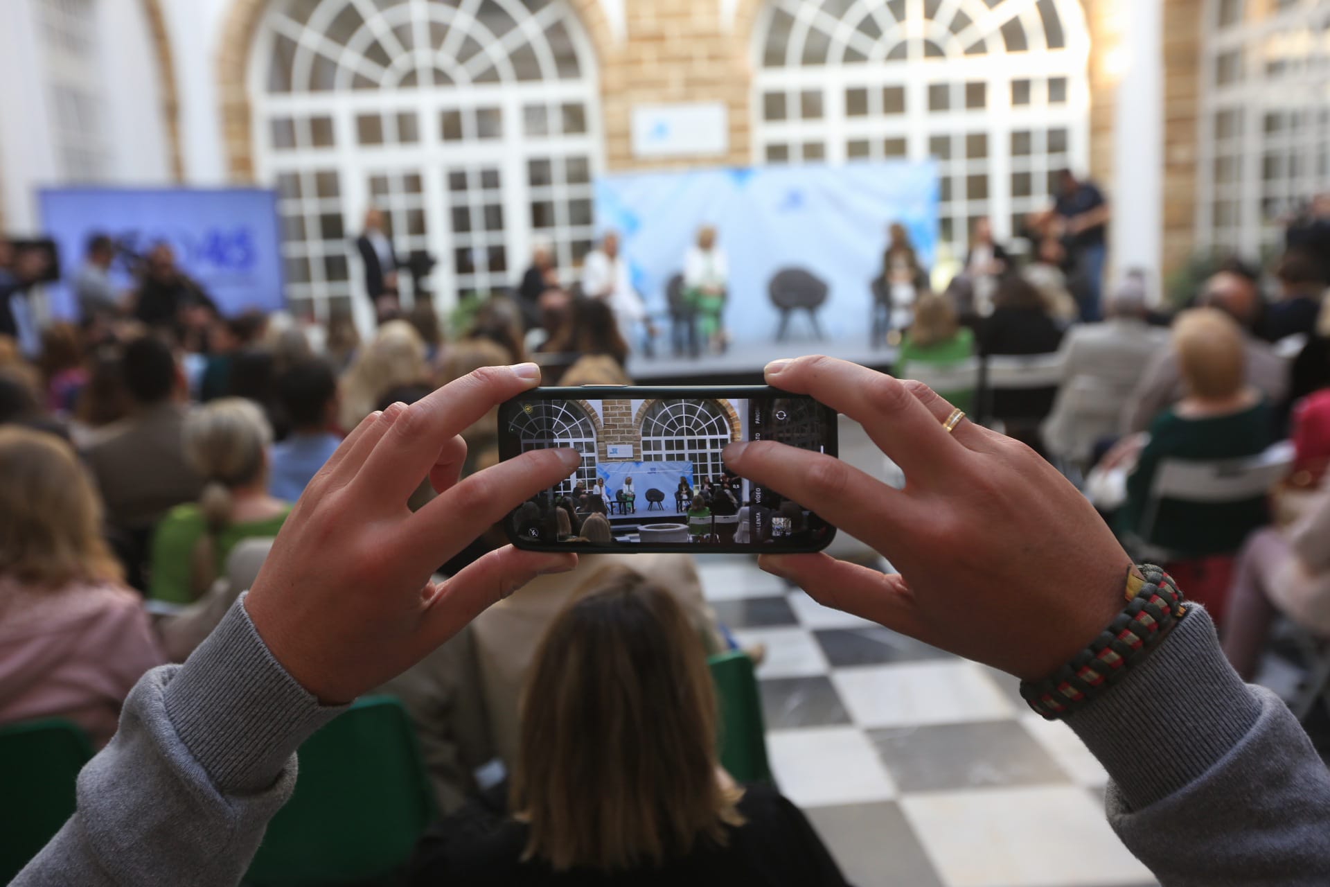 Fotos: Imágenes de la mesa redonda sobre el papel de la mujer en política organizado por Diputación