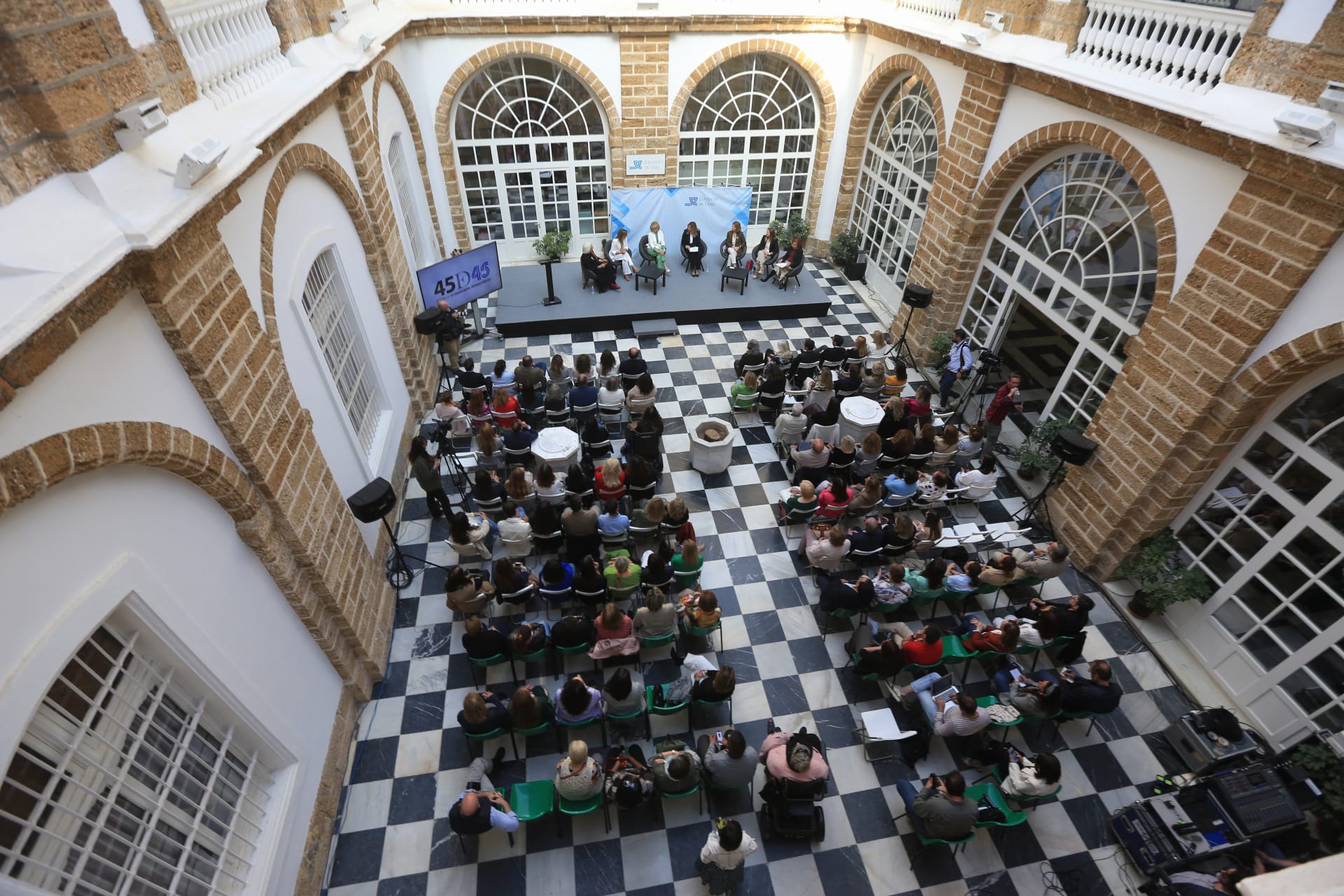 Fotos: Imágenes de la mesa redonda sobre el papel de la mujer en política organizado por Diputación