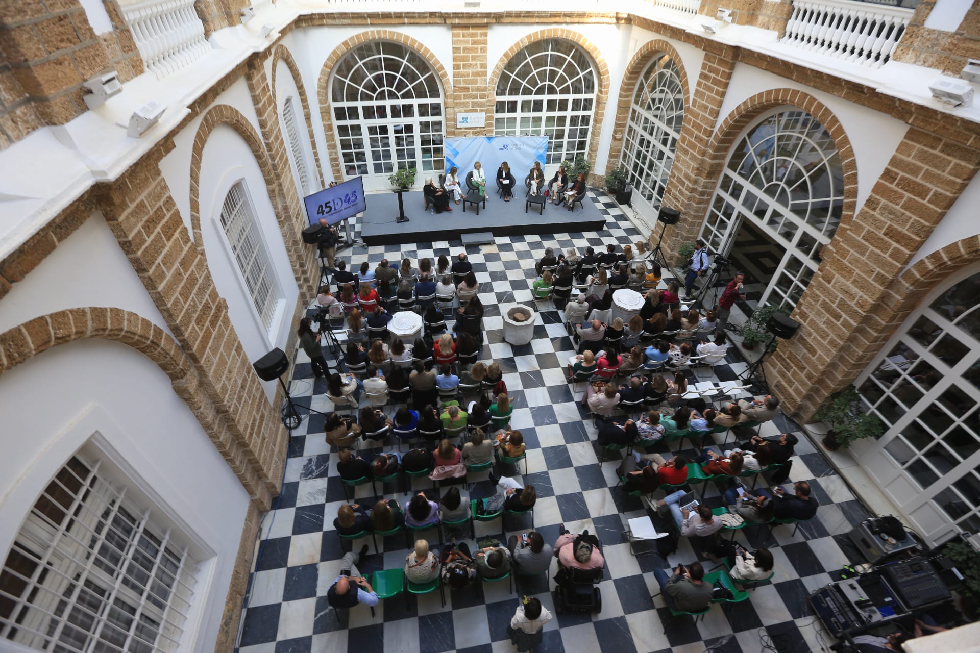 Fotos: Imágenes de la mesa redonda sobre el papel de la mujer en política organizado por Diputación