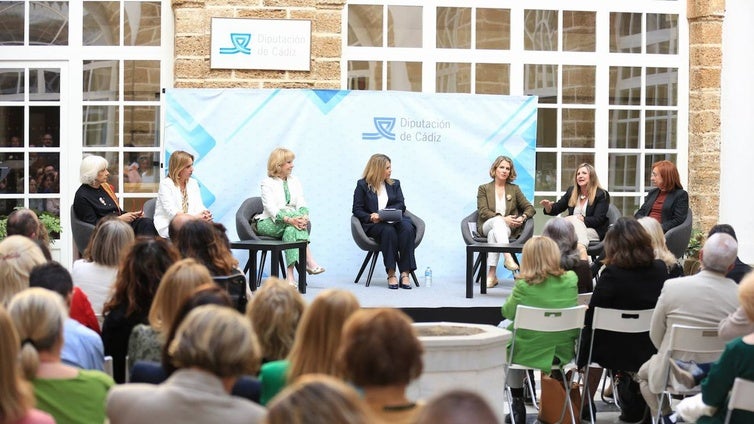 Homenaje a mujeres pioneras de la política en la historia de la democracia