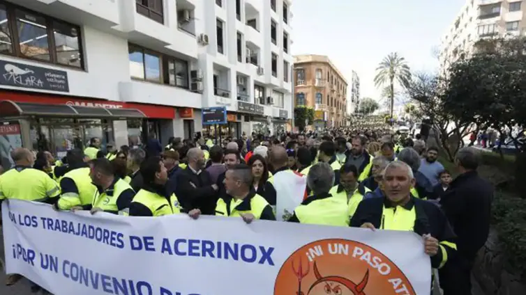 Acerinox plantea una reducción de empleo y suspensión de los programas de inversiones en la planta de Los Barrios