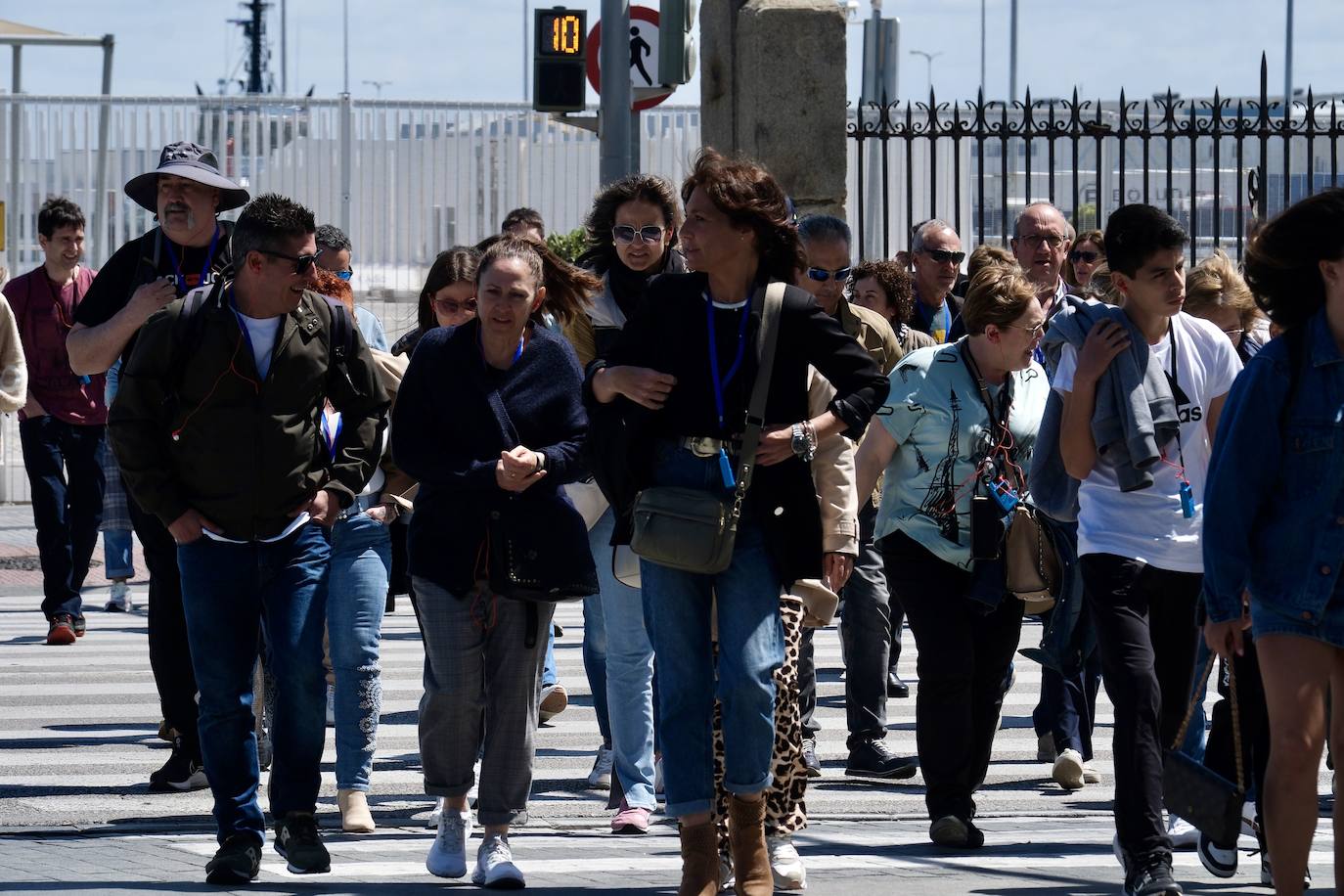 Los cruceristas dan color a las calles de Cádiz en este Primero de Mayo