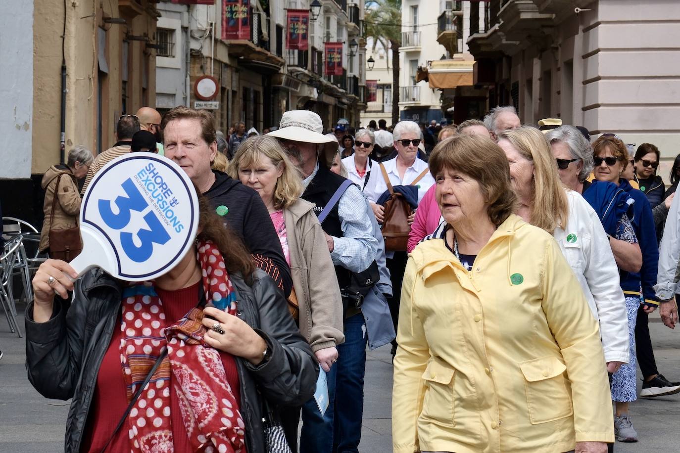 Los cruceristas dan color a las calles de Cádiz en este Primero de Mayo