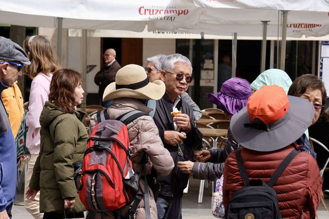 Los cruceristas dan color a las calles de Cádiz en este Primero de Mayo