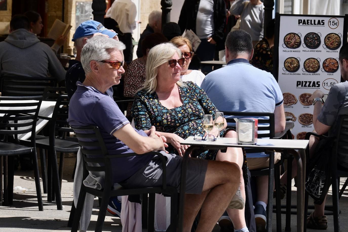 Los cruceristas dan color a las calles de Cádiz en este Primero de Mayo