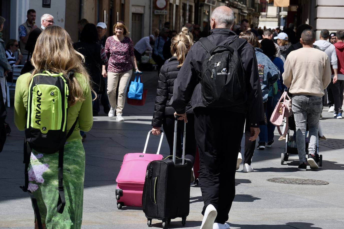 Los cruceristas dan color a las calles de Cádiz en este Primero de Mayo