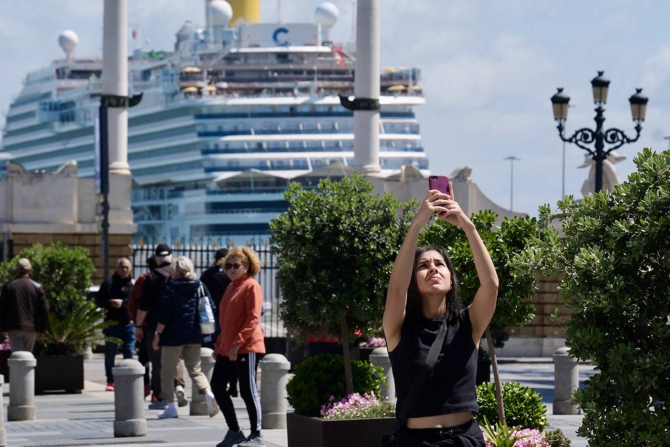 Los cruceristas dan color a las calles de Cádiz en este Primero de Mayo