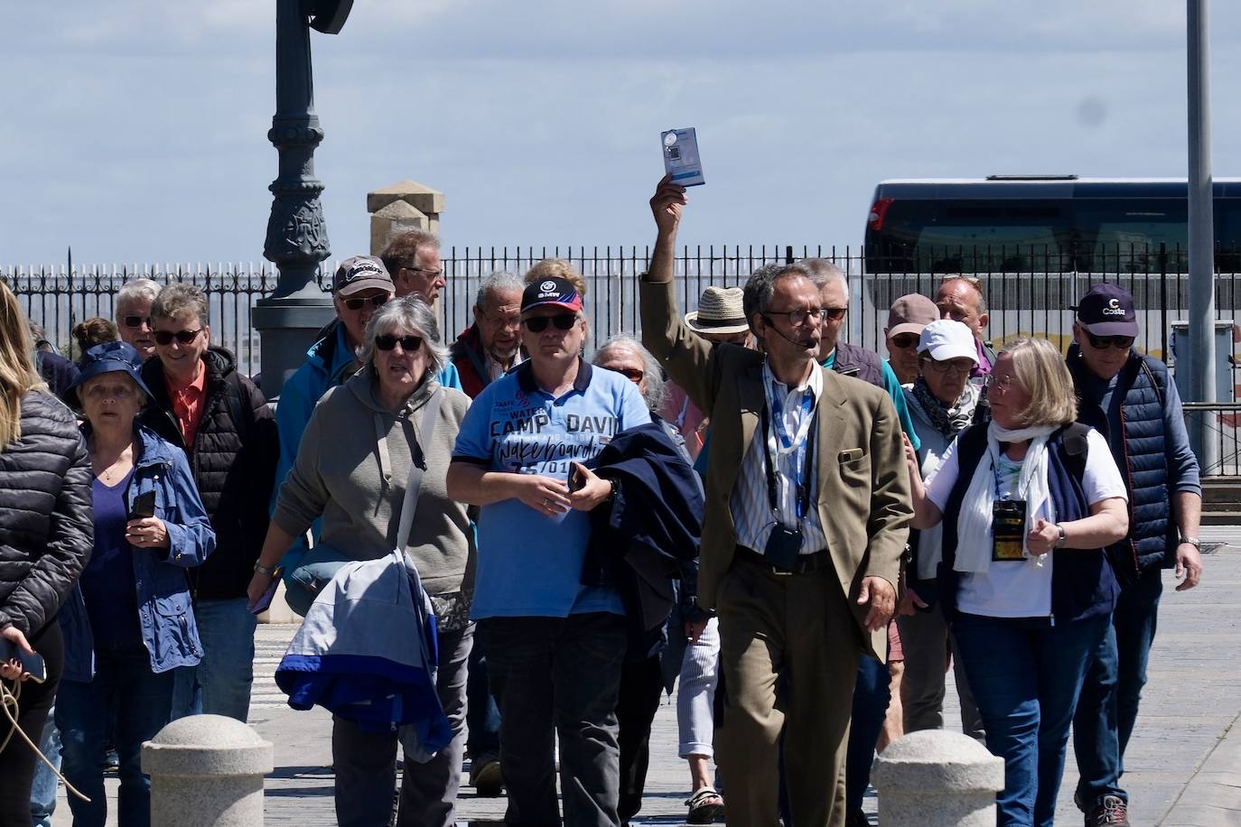 Los cruceristas dan color a las calles de Cádiz en este Primero de Mayo