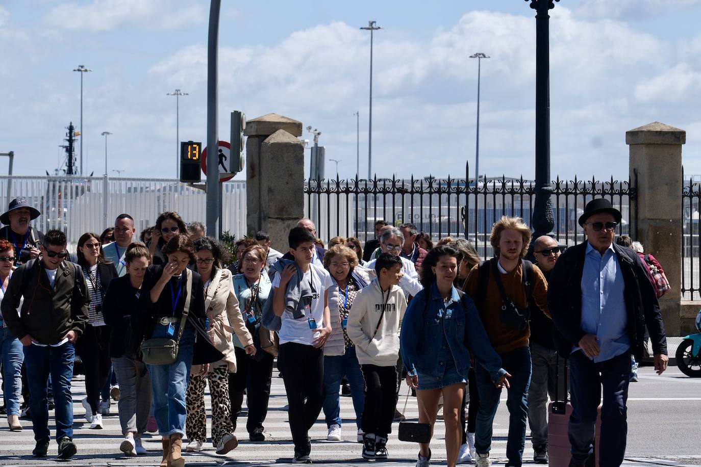 Los cruceristas dan color a las calles de Cádiz en este Primero de Mayo