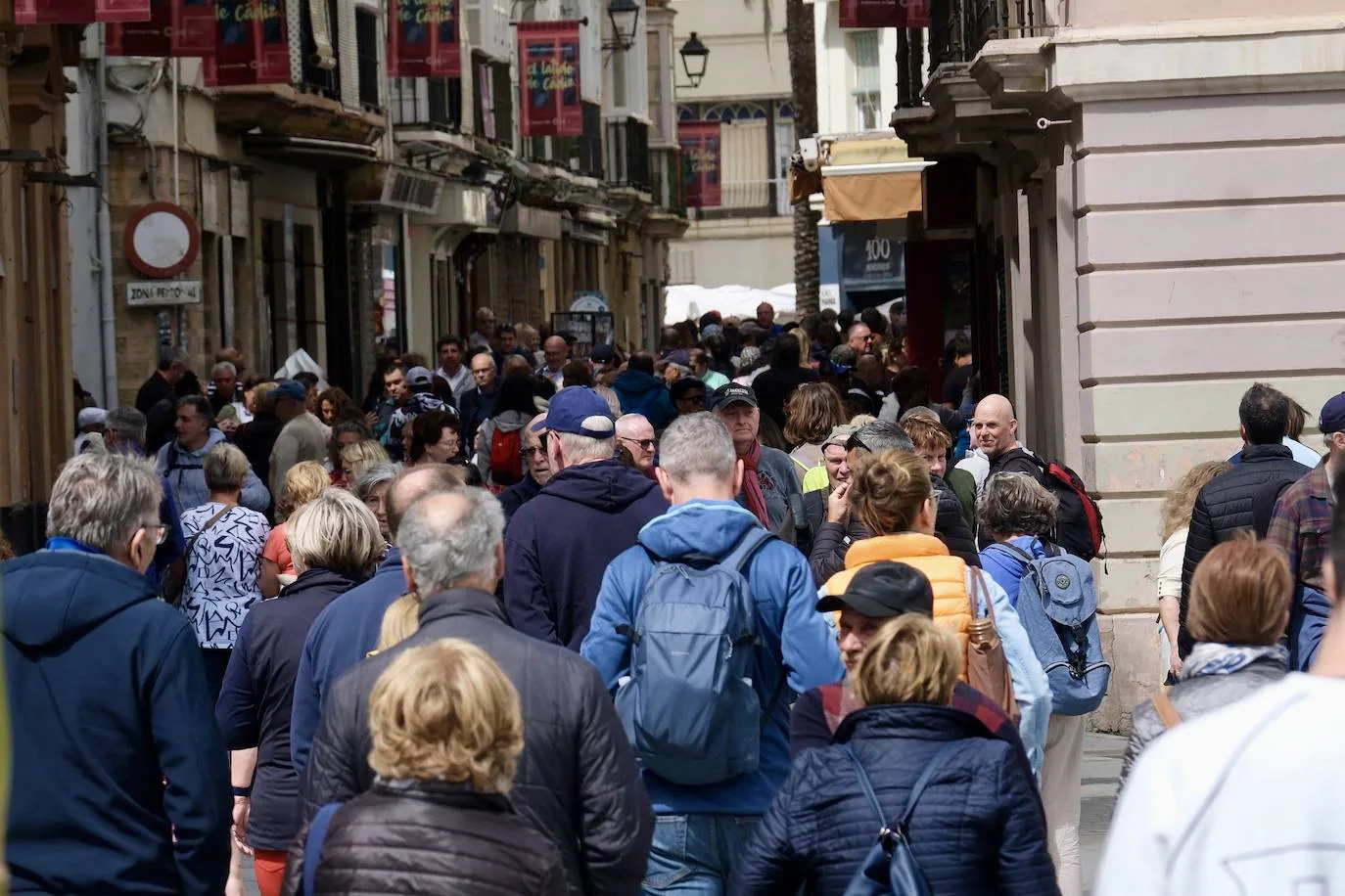 Los cruceristas dan color a las calles de Cádiz en este Primero de Mayo