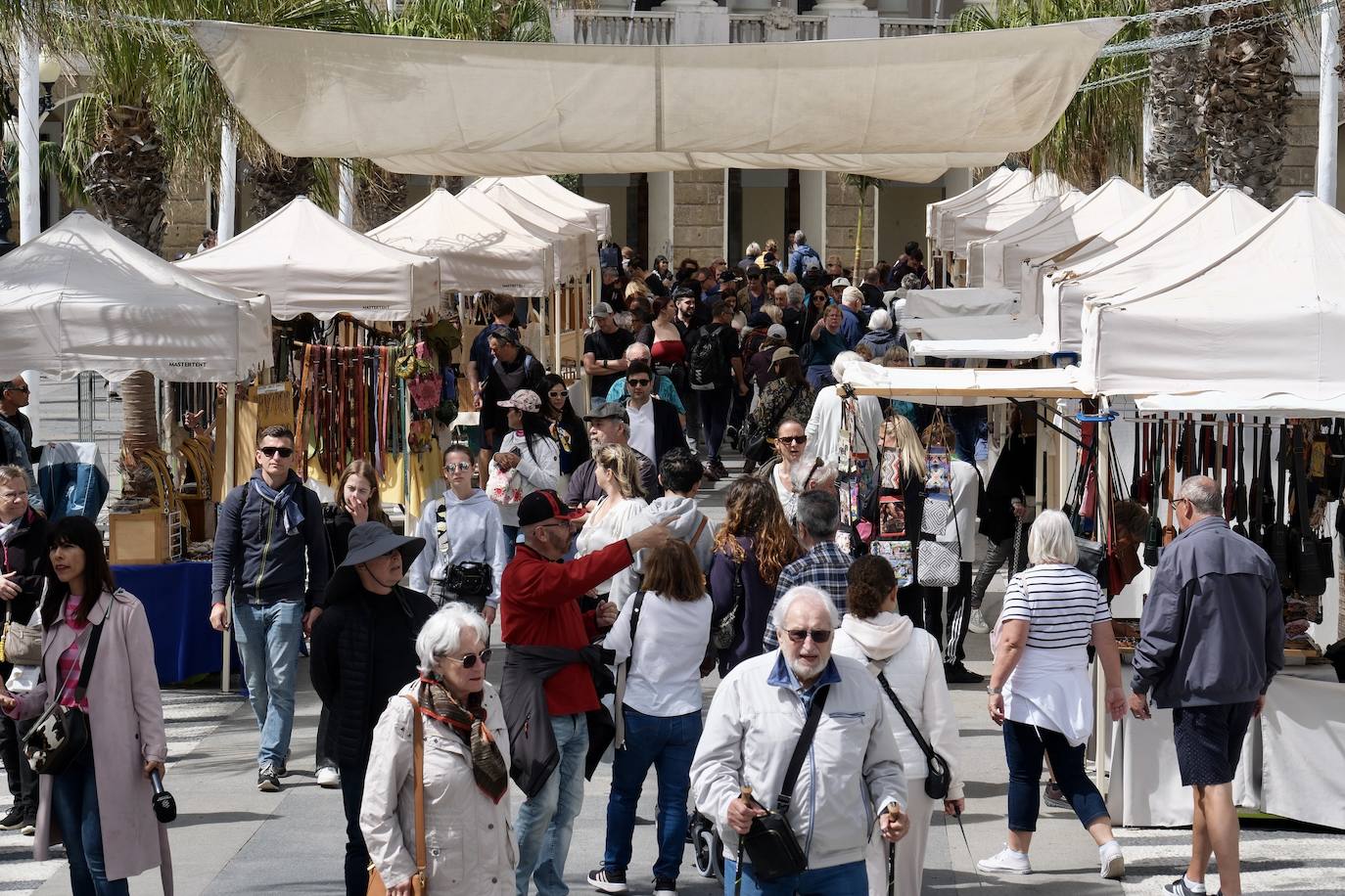 Los cruceristas dan color a las calles de Cádiz en este Primero de Mayo