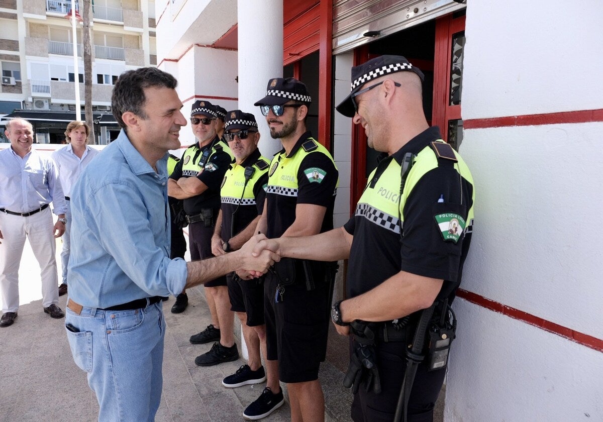 El alcalde saludando a agentes de la Policía Local en la playa Victoria el pasado verano.