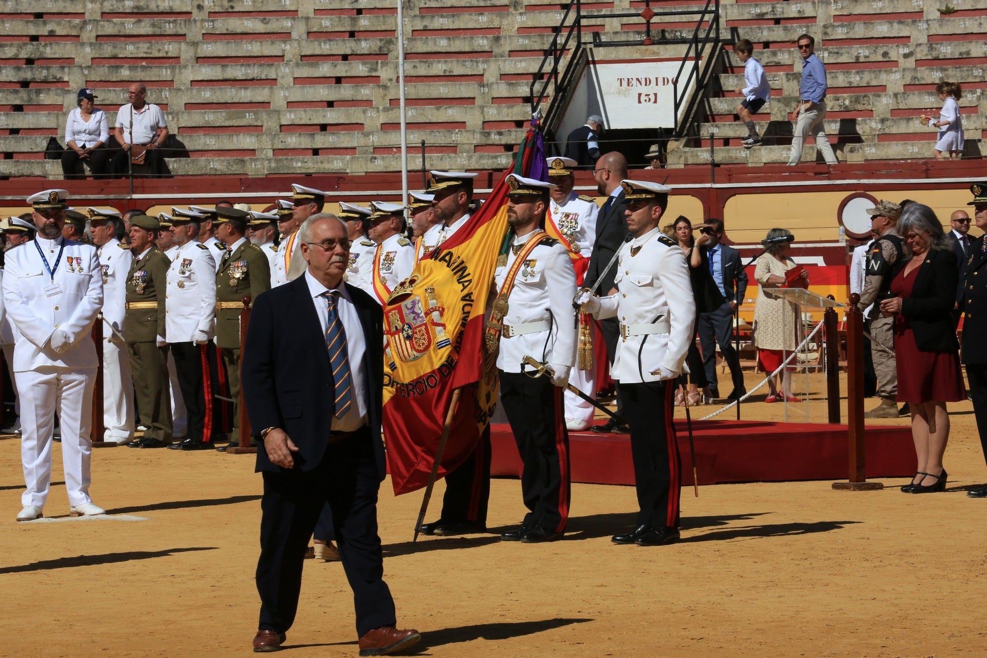 Fotos: Jura de bandera civil en la Plaza de Toros de El Puerto